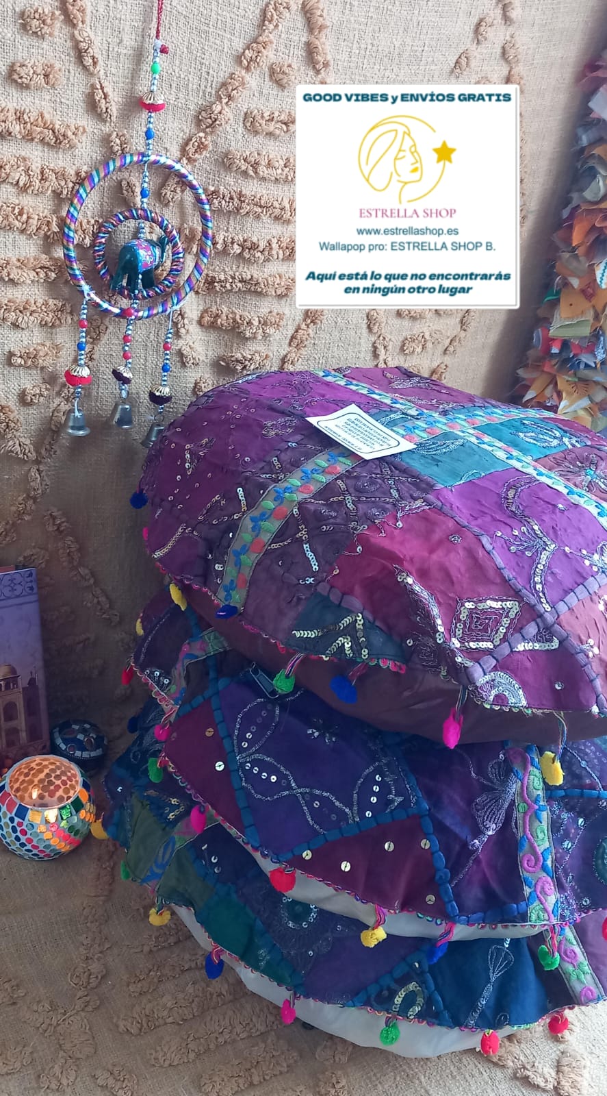 Una pieza que brilla con luz propia y llena de personalidad en cualquier espacio. El zafú patchwork redondo de 50 cm de diámetro aprox. está elaborado artesanalmente a partir de retales decorados con bordados, lentejuelas e hilos metálicos en tonos dorados. Cada unidad es diferente, con ribetes únicos y una parte posterior lisa para mayor versatilidad. Su tamaño generoso lo convierte en un asiento cómodo, un zafú de meditación o un elemento decorativo central en ambientes bohemios y étnicos.
