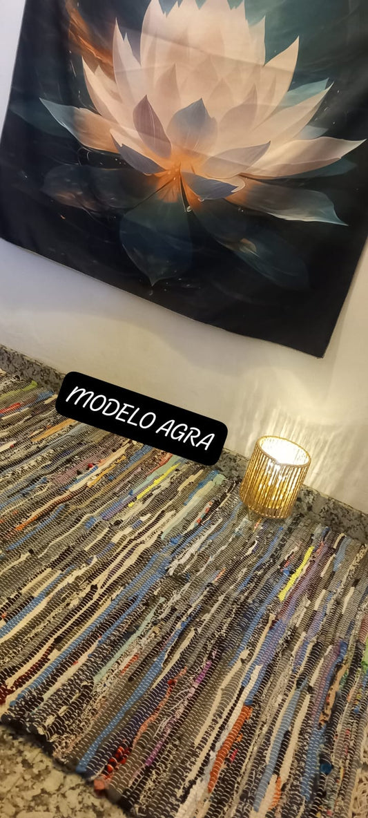 Una explosión de color, textura y tradición en una sola pieza. La alfombra multicolor de 150x80 cm está elaborada artesanalmente con retales de algodón tratados con tintes naturales, lo que da como resultado una alfombra única, vibrante y cargada de carácter. Su diseño mezcla tonos de forma armónica, creando un efecto visual atractivo y cálido. Además de usarse como alfombra, es perfecto como tapiz de pared, cubrecama o para renovar el estilo de muebles y sofás.