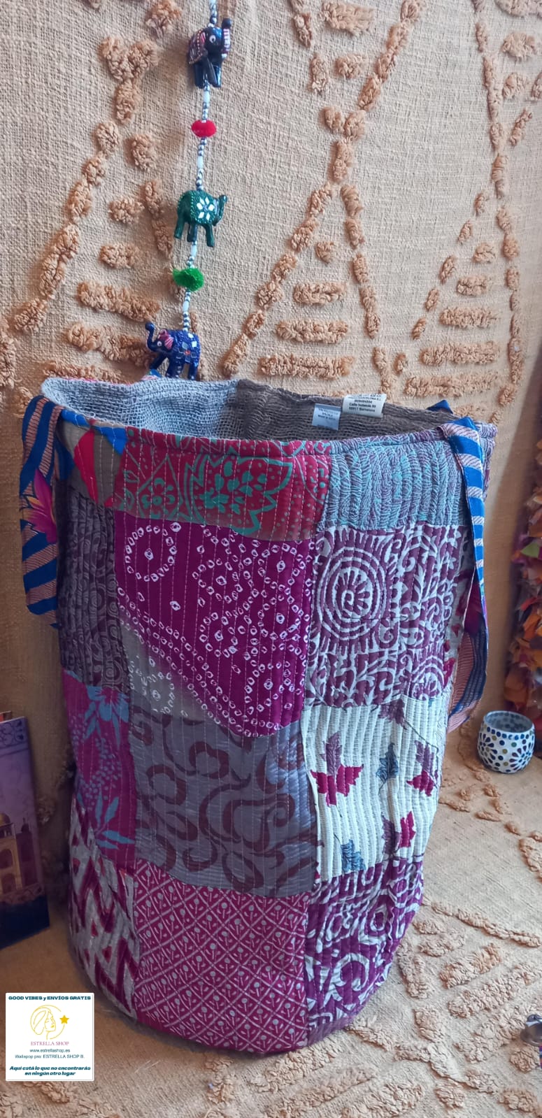 El Cesto Wild Saree 35x50 cm es una pieza artesanal multifuncional que destaca por su exclusividad, sostenibilidad y versatilidad. Confeccionado con telas sedadas recicladas de saree y yute, cada cesto es único gracias a sus vibrantes colores y estampados elaborados con la técnica de patchwork. Su diseño práctico y amplio permite utilizarlo como bolso, elemento decorativo o almacenamiento para el hogar, aportando un toque auténtico de artesanía india a cualquier espacio.