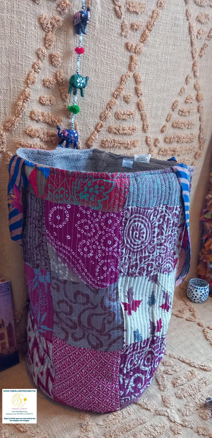 El Cesto Wild Saree 35x50 cm es una pieza artesanal multifuncional que destaca por su exclusividad, sostenibilidad y versatilidad. Confeccionado con telas sedadas recicladas de saree y yute, cada cesto es único gracias a sus vibrantes colores y estampados elaborados con la técnica de patchwork. Su diseño práctico y amplio permite utilizarlo como bolso, elemento decorativo o almacenamiento para el hogar, aportando un toque auténtico de artesanía india a cualquier espacio.