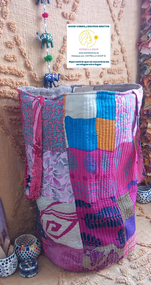 El Cesto Wild Saree 35x50 cm es una pieza artesanal multifuncional que destaca por su exclusividad, sostenibilidad y versatilidad. Confeccionado con telas sedadas recicladas de saree y yute, cada cesto es único gracias a sus vibrantes colores y estampados elaborados con la técnica de patchwork. Su diseño práctico y amplio permite utilizarlo como bolso, elemento decorativo o almacenamiento para el hogar, aportando un toque auténtico de artesanía india a cualquier espacio.