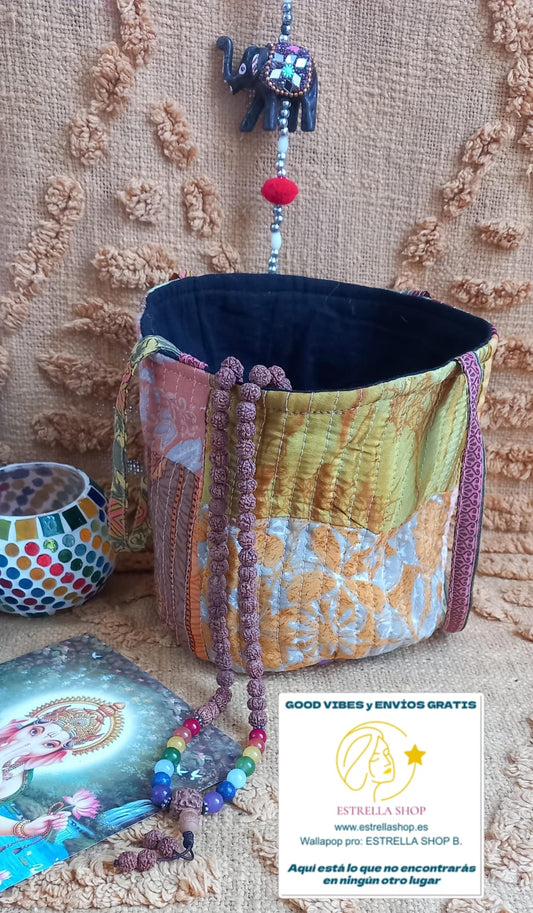 Un cesto tipo bolsa llena de color y espíritu boho que aporta alegría y diferenciación a tu selección de complementos.
Cada pieza es original y exclusiva, creada a partir de telas sedadas de sari mediante técnicas de suprareciclaje.
Un accesorio con alma, pensado para tiendas que apuestan por productos únicos y con historia.
Su diseño patchwork convierte cada cesto en un reclamo visual irresistible.
Cómodo y ligero, ideal para ofrecer un complemento práctico con alto valor artesanal.
Una propuesta especial 