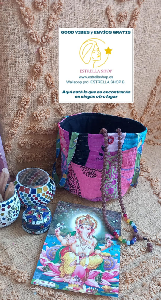 Un cesto tipo bolsa llena de color y espíritu boho que aporta alegría y diferenciación a tu selección de complementos.
Cada pieza es original y exclusiva, creada a partir de telas sedadas de sari mediante técnicas de suprareciclaje.
Un accesorio con alma, pensado para tiendas que apuestan por productos únicos y con historia.
Su diseño patchwork convierte cada cesto en un reclamo visual irresistible.
Cómodo y ligero, ideal para ofrecer un complemento práctico con alto valor artesanal.
Una propuesta especial 