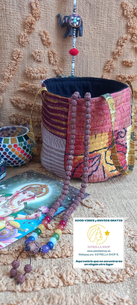 Un cesto tipo bolsa llena de color y espíritu boho que aporta alegría y diferenciación a tu selección de complementos.
Cada pieza es original y exclusiva, creada a partir de telas sedadas de sari mediante técnicas de suprareciclaje.
Un accesorio con alma, pensado para tiendas que apuestan por productos únicos y con historia.
Su diseño patchwork convierte cada cesto en un reclamo visual irresistible.
Cómodo y ligero, ideal para ofrecer un complemento práctico con alto valor artesanal.
Una propuesta especial 