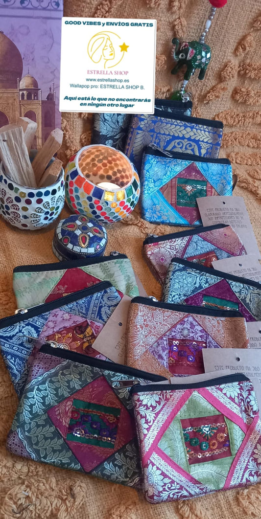 MONEDERO A ELEGIR VARANASÍ HECHO ARTESANALMENTE CON TELAS SEDOSAS Y LENTEJUELAS LLENO DE ENCANTO.ENVÍO GRATIS SIN PEDIDO MÍNIMO.