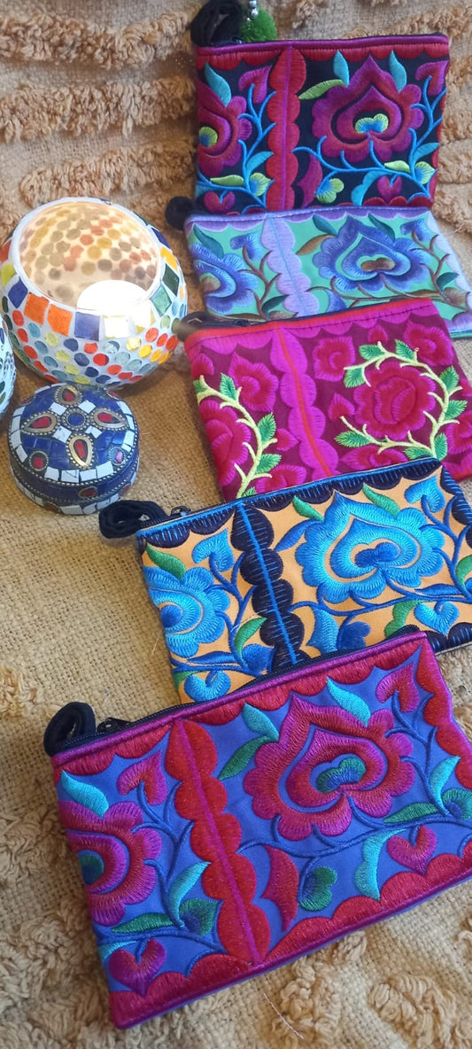 Monederos bordados.&nbsp;

Un monedero o neceser lleno de color y encanto artesanal. Los monederos bordados están elaborados a mano con hilos multicolor sobre base de algodón, creando piezas vibrantes y únicas. Con formato rectangular y cierre de cremallera, son prácticos, resistentes y muy decorativos. Ideales para sorprender o sorprenderte con pequeños tesoros que aportan personalidad a cualquier espacio o look.

Características:
Talla: 15cm de largo X 10cm de ancho.
Origen: India
Técnica: Trabajo artesan