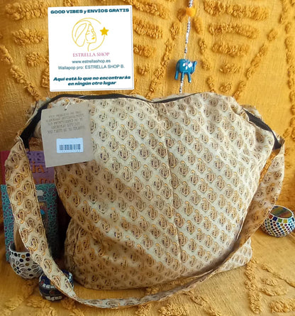 Bolso india de escapada, fin de semana,playa,montaña, gimansio...Con cremallera.

Bolso elaborado en tejido indio y con estampados étnicos, en colores mágicos.

Tiene una forma amplia con cierre cremallera y un asa para poder colgarla cómodamente estilo bandolera.

Todos son únicos y diferentes. Tenemos muchos modelos.

Medidas aproximadas 50 cm.

Envío gratis.