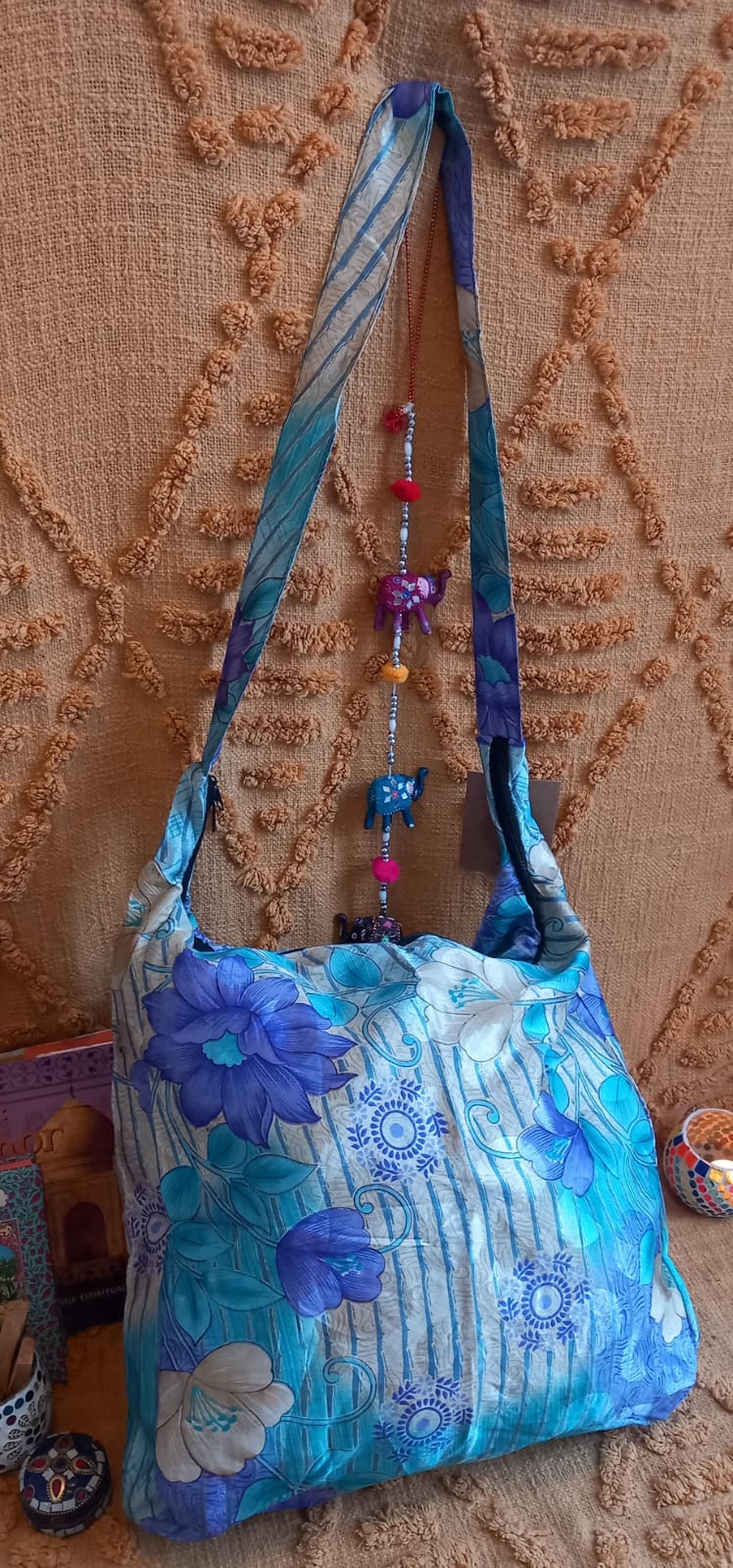 BOLSO SEDA CON CREMALLERA,AUTÉNTICA ARTESANÍA INDIA CON MÁGICOS COLORES.ENVÍO GRATIS SIN PEDIDO MÍNIMO.