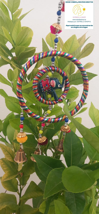 MÓVIL DECORATIVO ELABORADO ARTESANALMENTE EN INDIA CON ELEFANTE Y ESTRUCTURA CIRCULAR ES UN DETALLE ESPECIAL Y VIBRANTE. ENVÍO GRATIS SIN PEDIDO MÍNIMO.