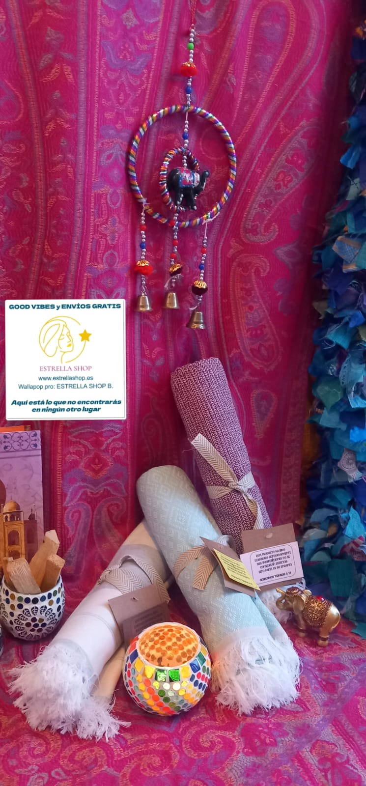 Cada pareo es versátil y lleno de arte, ideal para quienes buscan exclusividad y autenticidad en cada detalle. Confeccionado en algodón con flecos y trabajado con la técnica tradicional block print, cada pieza es única, con patrones y tonalidades irrepetibles. Más que un simple accesorio, este pareo se convierte en una obra de arte multifuncional: úsalo como mural decorativo, como un toque bohemio para la playa o incluso para darle un nuevo aire a tu sofá. Cada diseño refleja la esencia de lo boho aportando