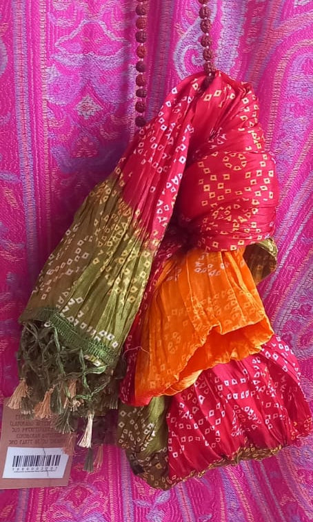 artesanalmente sobre gasa con hilos brillantes, combina sutiles estampados y colores intensos que despiertan la mirada. Versátil y único, puedes llevarlo como pañuelo, fajín, cinturón, diadema o adorno para el bolso. Cada pieza es diferente, lo que convierte a tu estilo en un destino especial para personas que buscan llevar lo exclusivo, lo original, lo que deja huella.