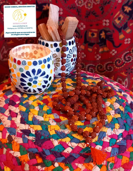 El Collar Mala Semilla Rudraksha es una pieza profundamente espiritual, ideal para quienes valoran la conexión interior y los accesorios con historia. Elaborado artesanalmente con pequeñas cuentas de 8mm de la sagrada semilla de rudráksha, este collar es tradicionalmente utilizado para meditación y recitación de mantras. En la cultura india, la rudráksha es símbolo de protección, sanación y transformación, ayudando a reducir el estrés y atraer equilibrio físico y emocional.