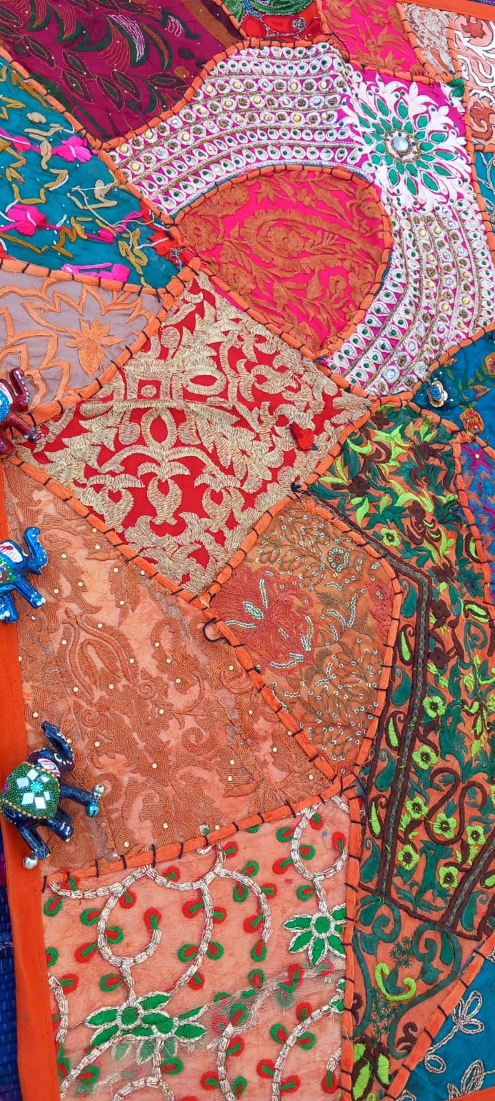tapiz patchwork es una excelente inversión decorativa porque aporta exclusividad, calidez y un gran valor artístico a cualquier espacio de tu hogar.Envío gratis sin mínimo.
