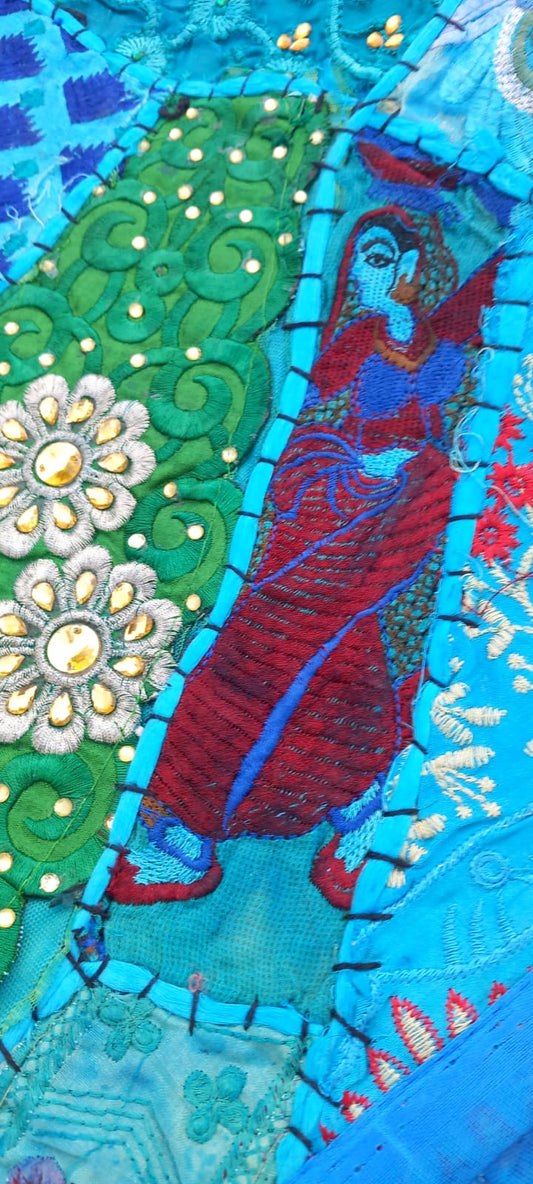 TAPIZ PATCHWORK de 150x100cm bordado hindú artesanal, hecho a mano en India con detalles únicos que reflejan la tradición y cultura de la India. Envío Gratis sin pedido mínimo.