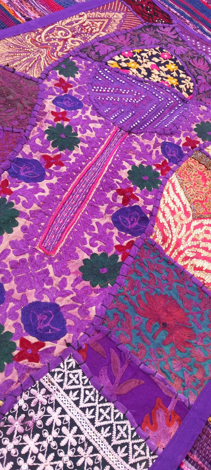 JOYA TEXTIL EN FORMA DE TAPIZ HECHO A MANO.Piezas textiles transforman por completo la atmósfera de una habitación.