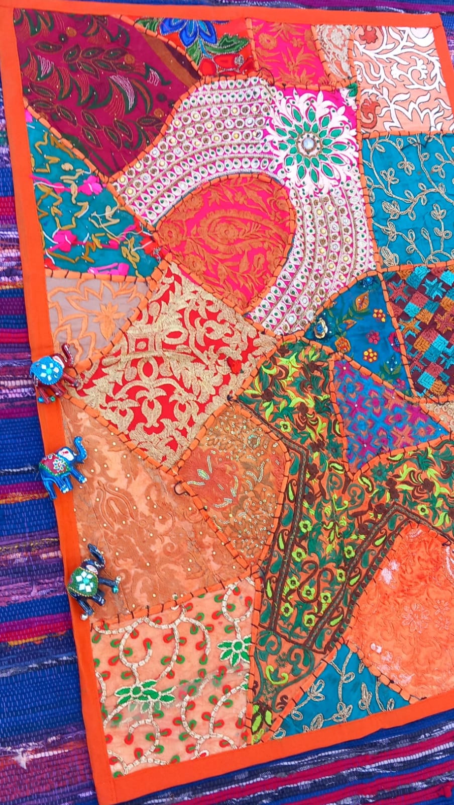 tapiz patchwork es una excelente inversión decorativa porque aporta exclusividad, calidez y un gran valor artístico a cualquier espacio de tu hogar.Envío gratis sin mínimo.