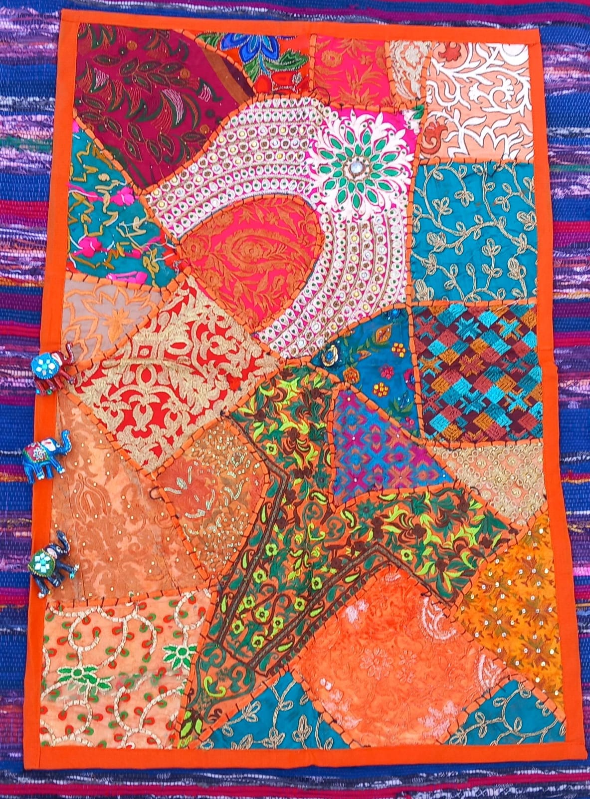 tapiz patchwork es una excelente inversión decorativa porque aporta exclusividad, calidez y un gran valor artístico a cualquier espacio de tu hogar.Envío gratis sin mínimo.