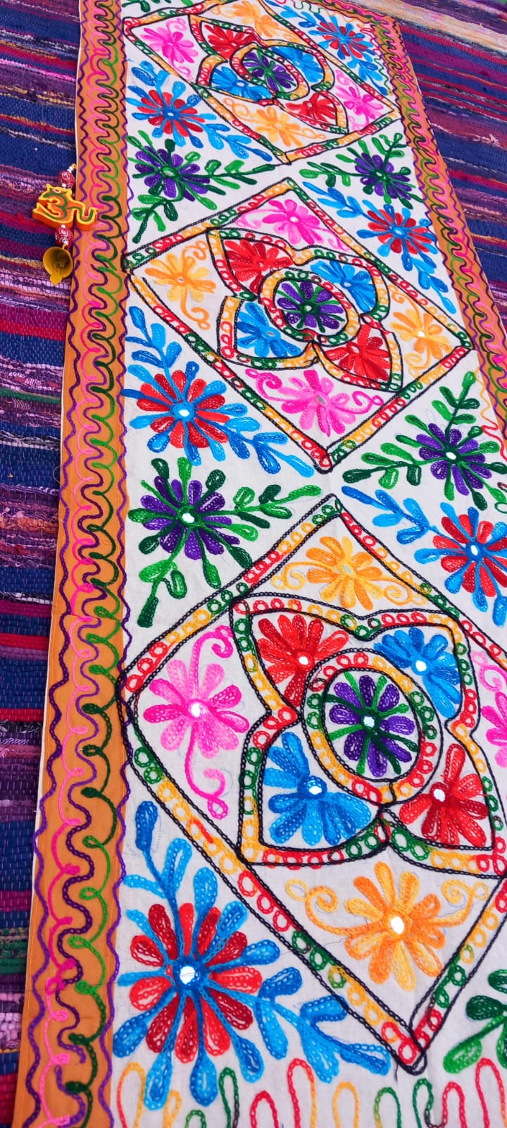 Textil versátil como tapiz o camino. 50X150CM Joya textil que aporta a tu selección de hogar una pieza original que transforma cualquier espacio en una experiencia visual única.