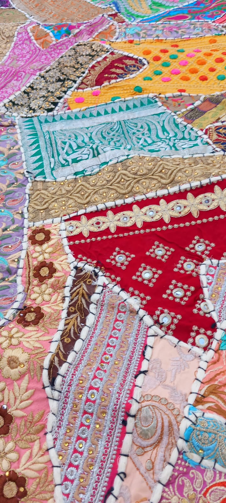 TAPIZ PATCHWORK de 150x100cm bordado hindú artesanal, hecho a mano en India con detalles únicos que reflejan la tradición y cultura de la India. Envío Gratis sin pedido mínimo.