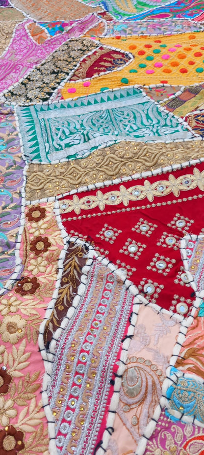 TAPIZ PATCHWORK de 150x100cm bordado hindú artesanal, hecho a mano en India con detalles únicos que reflejan la tradición y cultura de la India. Envío Gratis sin pedido mínimo.