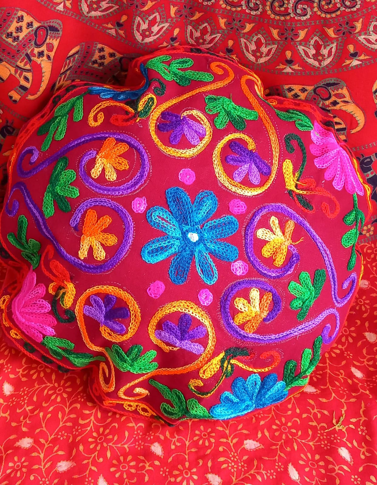 FUNDA DE COJÍN Y/O ZAFU REDONDO 35CM CON CREMALERA TRASERA Y BORDADA DE COLORES SOBRE SAREE INDIA.ENVÍO GRATIS SIN PEDIDO MÍNIMO.