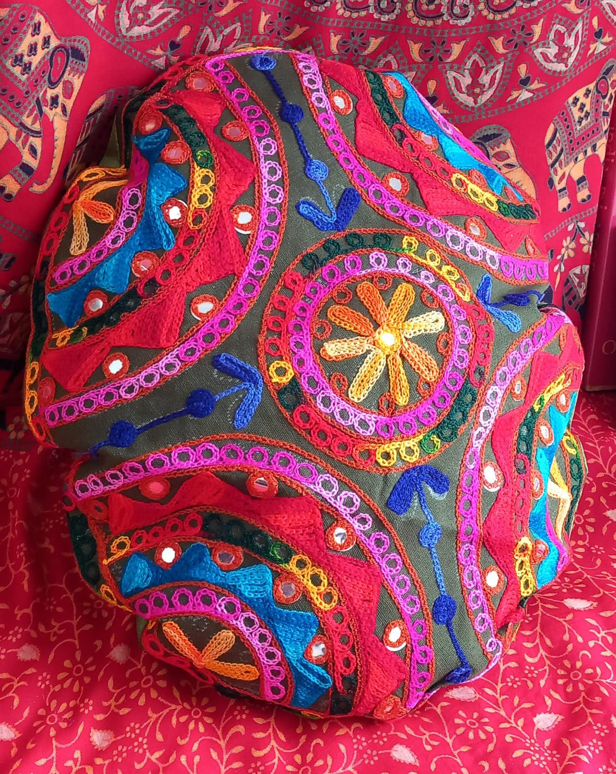 FUNDA DE COJÍN Y/O ZAFU REDONDO 35CM CON CREMALERA TRASERA Y BORDADA DE COLORES SOBRE SAREE INDIA.ENVÍO GRATIS SIN PEDIDO MÍNIMO.