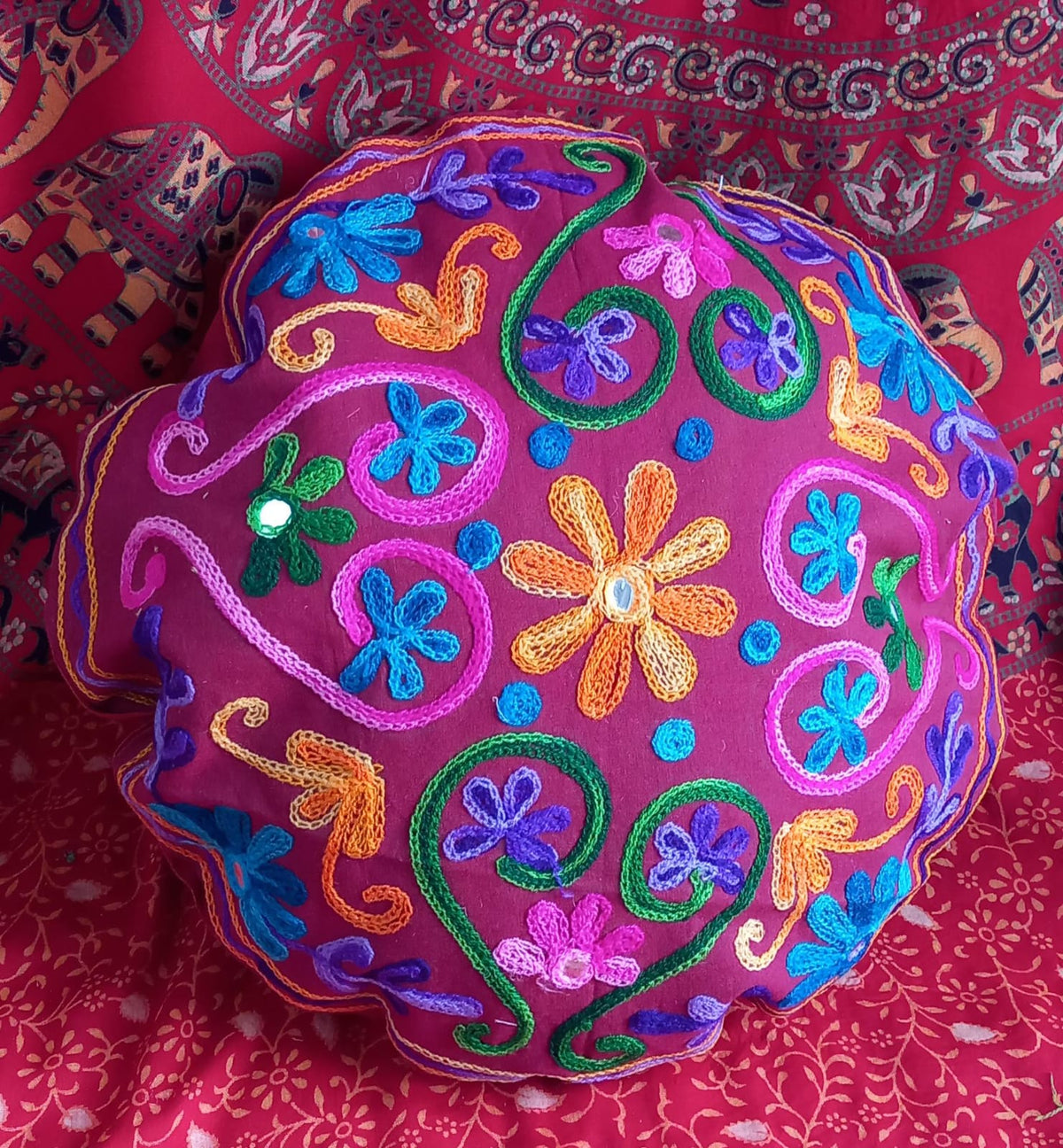 FUNDA DE COJÍN Y/O ZAFU REDONDO 35CM CON CREMALERA TRASERA Y BORDADA DE COLORES SOBRE SAREE INDIA.ENVÍO GRATIS SIN PEDIDO MÍNIMO.