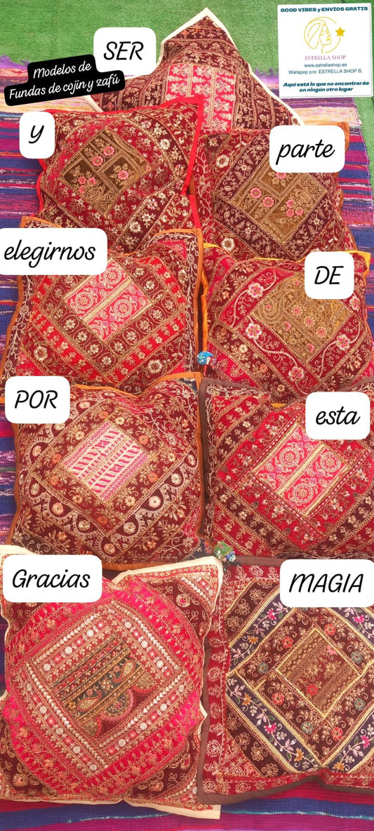 Una pieza que brilla con luz propia y llena de personalidad cualquier espacio. El zafú brillante cuadrado de 40x40 cm aprox. está elaborado artesanalmente a partir de retales decorados con bordados, lentejuelas e hilos metálicos en tonos dorados. Cada unidad es diferente, con ribetes únicos y una parte posterior lisa para mayor versatilidad. Su tamaño lo convierte en un asiento cómodo, un zafú de meditación o un elemento decorativo central en ambientes bohemios y étnicos.