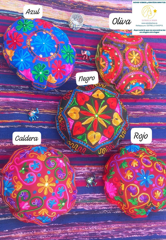 Características:

-Medida: 35 cm de diámetro.
- Material: Tejido saree y bordados de colores
- Ajuste: Apertura trasera con cremallera para introducir el relleno
- Diseño: Bordados coloridos con detalles en espejos y abalorios
- 📌No incluye relleno