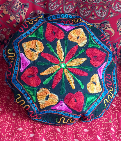 FUNDA DE COJÍN Y/O ZAFU REDONDO 35CM CON CREMALERA TRASERA Y BORDADA DE COLORES SOBRE SAREE INDIA.ENVÍO GRATIS SIN PEDIDO MÍNIMO.