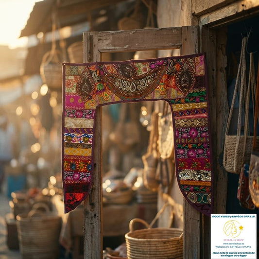 Llena tu ambiente de alma, color y tradición con este torán de inspiración india. Cada pieza es una fusión única de retales bordados, telas vibrantes y detalles inesperados que capturan la esencia de la artesanía más auténtica. Ideal para colgar en entradas o espacios destacados, su estilo boho y su carácter único lo convierten en un elemento decorativo que no pasa desapercibido. Un producto exclusivo que transformará cualquier rincón con historia, elegancia y personalidad.