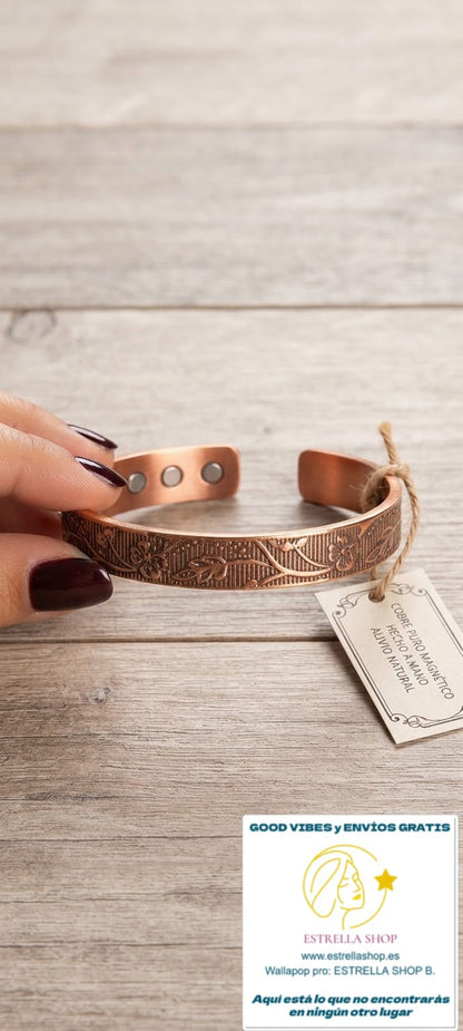Pulsera de cobre magnética de alta densidad, con imanes en sus extremos y con el grabado de la flor del cerezo japonés, símbolo de la belleza, la delicadeza y la fugacidad de la vida.

Los imanes generan un campo magnético que potencia el ya beneficioso efecto del cobre en el cuerpo humano.11mm

Hecho en India

ENVÍO GRATIS SIN PEDIDO MÍNIMO.