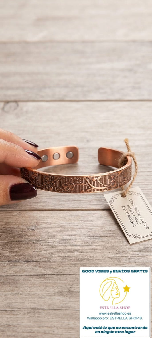 Pulsera de cobre magnética de alta densidad, con imanes en sus extremos y con el grabado de la flor del cerezo japonés, símbolo de la belleza, la delicadeza y la fugacidad de la vida.

Los imanes generan un campo magnético que potencia el ya beneficioso efecto del cobre en el cuerpo humano.11mm

Hecho en India

ENVÍO GRATIS SIN PEDIDO MÍNIMO.