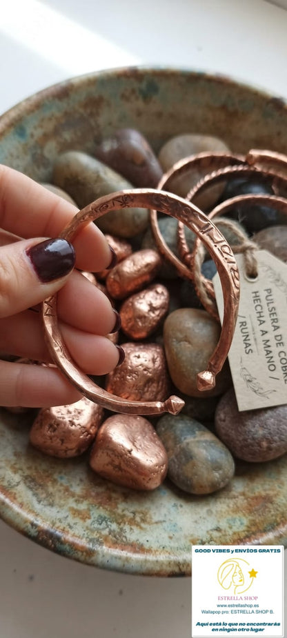 Pulsera de cobre con efecto retorcido y con el mantra Om Mane Padme Hum

Hecha en Nepal.

ENVÍO GRATIS SIN PEDIDO MÍNIMO.