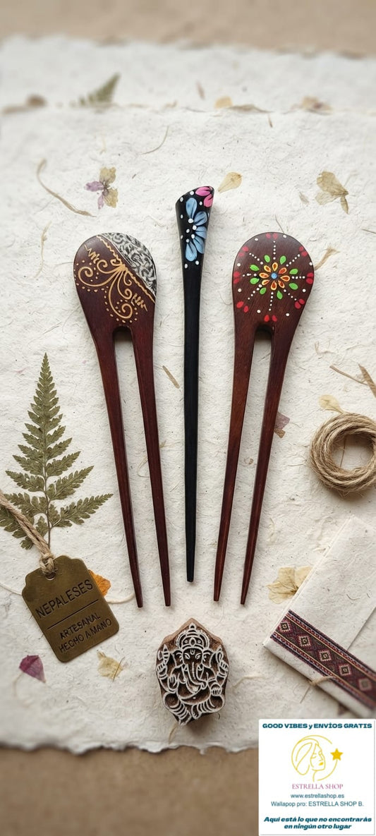  Un accesorio que transforma cualquier look en una declaración de estilo único y sofisticado. Cada palo es una pieza original y exclusiva que aporta ese detalle diferencial que marca la diferencia en tu look.
Su diseño pintado artesanalmente convierte cada unidad en una pequeña obra de arte, ideal para clientes que valoran la artesanía y la exclusividad.
Perfecta para escoger con personalidad, aporta elegancia y un aire boho refinado. 