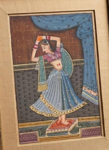 Pintura hecha a mano en tamaño 26x21 cm es una auténtica obra de arte a través de los talentosos pinceles de artistas del Rajastan, India. Este exquisito cuadro se erige como un elemento decorativo ideal para aquellos que valoran la cultura, la historia y la belleza estética en su hogar.
