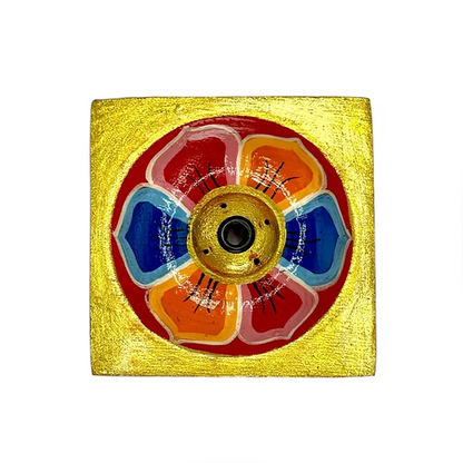 Una flor que florece en cada rincón con esencia espiritual. Este incensario en forma de flor de loto está hecho a mano en madera y decorado con pinceladas artesanales que realzan su belleza única. La flor de loto simboliza pureza, renacimiento y conexión espiritual, convirtiendo esta pieza en mucho más que un objeto decorativo. Ideal para acompañar rituales de calma, armonía y bienestar.