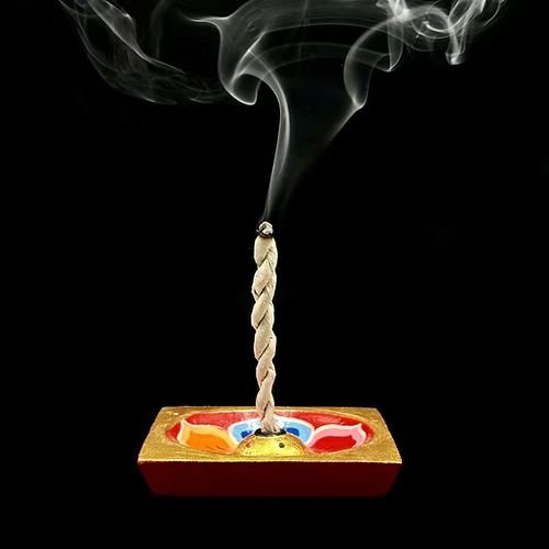 Una flor que florece en cada rincón con esencia espiritual. Este incensario en forma de flor de loto está hecho a mano en madera y decorado con pinceladas artesanales que realzan su belleza única. La flor de loto simboliza pureza, renacimiento y conexión espiritual, convirtiendo esta pieza en mucho más que un objeto decorativo. Ideal para acompañar rituales de calma, armonía y bienestar.