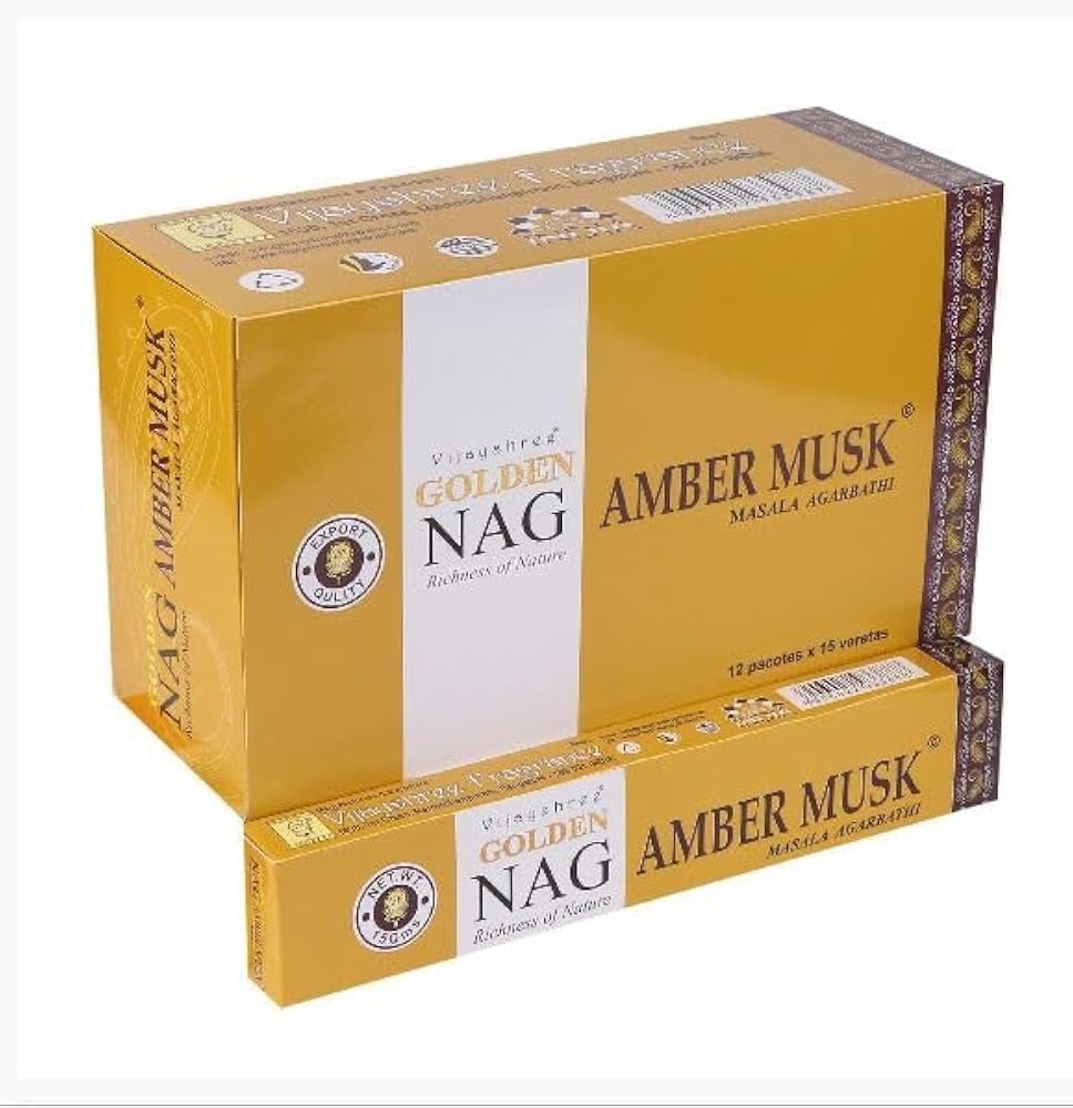 El Incienso Amber Musk Golden Nag de Vijayshree orgánico Tipo Agarbatti Masala Hecho a Mano75 VARILLAS, es un viaje sensorial a la esencia más pura de la India. Elaborado artesanalmente con ingredientes naturales, desprende un aroma cálido, envolvente y profundamente relajante, incluso sin prenderlo. Su fragancia, inspirada en la mezcla natural compleja y vibrande de especias, flores y naturaleza de donde toma su nombre, llena cualquier espacio de calma y espiritualidad. Ideal para momentos de meditación, r