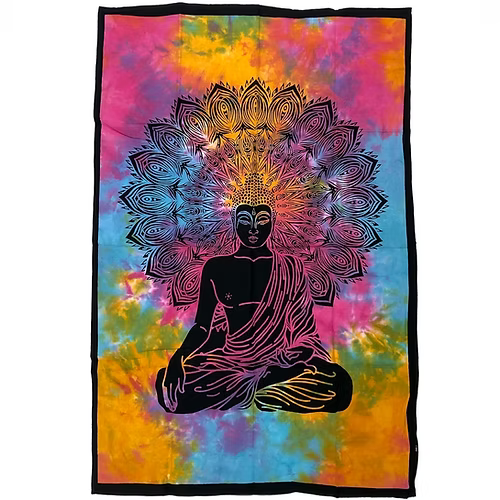 Un homenaje textil a la espiritualidad y la tradición oriental. El tapiz Buda 110x70 cm está elaborado con tela estampada y adornado con vibrantes colores que aportan luz y profundidad. Sobre un fondo multicolor destaca la figura sagrada de Buda, convirtiendo esta pieza en una obra única cargada de simbolismo.&nbsp; El mudra del Buda es el Bhumiparsa,que significa que "toca la tierra y la hace testigo de su iluminación" que representa el momento en que evita las tentaciones malignas y alcanza la iluminación