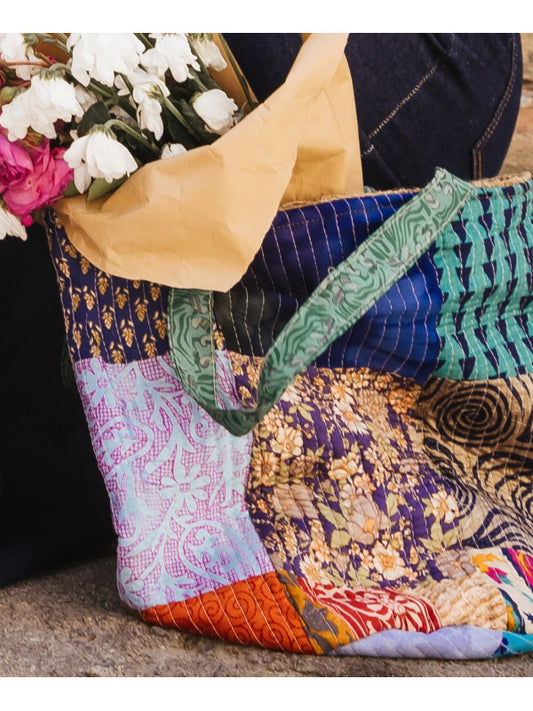 El Cesto Wild Saree es una pieza artesanal única que combina funcionalidad, sostenibilidad y estilo en un diseño versátil. Confeccionado con telas sedosas recicladas de saree y yute, cada cesto es irrepetible gracias a sus vibrantes estampados elaborados con la técnica de patchwork. Con unas medidas de 25x30 cm, es ideal para usarlo como bolso con un toque bohemio o como elemento decorativo en el hogar, aportando color, personalidad y un aire auténtico de artesanía india.

Características:
Medidas: 25 x 30 