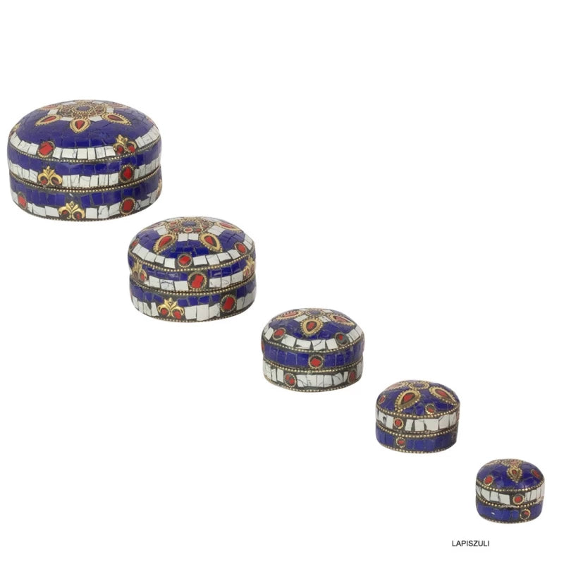 Un set que combina artesanía, brillo y un encanto único. El set de cajas Navarantha incluye tres cajas redondas de diferentes tamaños (10,7, 6, 5,4 y3 cm aprox), todas decoradas a mano con un mosaico de minerales que convierte cada una en una pieza irrepetible. Su acabado artesanal, lleno de color y textura, las hace ideales como joyeritos, para guardar pequeños tesoros o como piezas decorativas. Una propuesta exquisita para ti, perfecta para clientas que buscan detalles originales y con alma.