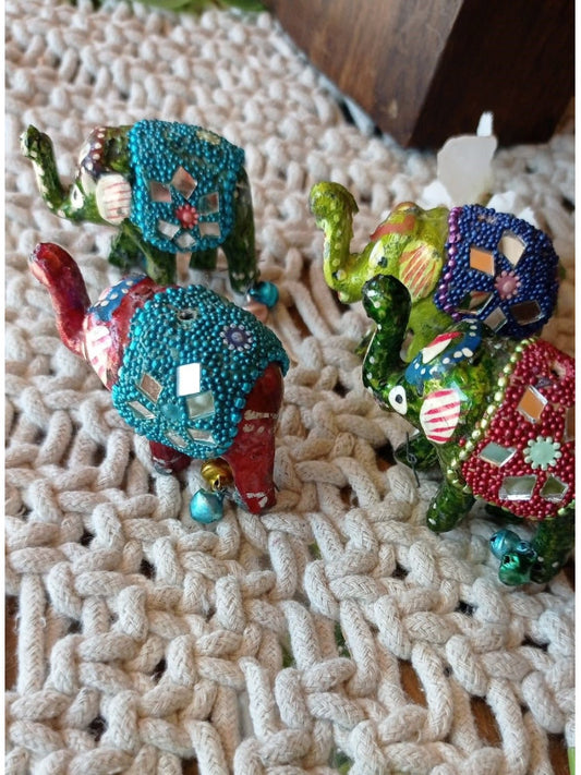 Figuras de pequeño tamaño que combinan simbolismo y encanto. Cada elefantito está realizado en metal y decorado con diminutos espejos, creando reflejos que aportan brillo y un toque exótico a cualquier espacio. Además de ser una pieza decorativa, representa la buena fortuna, la protección y la sabiduría. Una opción ideal para ofrecer tener como detalle especial que atraerá tanto por su significado como por su estética.

