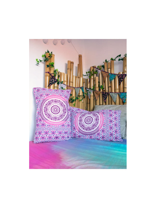 FUNDA DE COJÍN Y/O ALMOHADA. Una pieza textil que llena de vida cualquier rincón. La funda de cojín/almohada estampada (40x65 cm) está elaborada artesanalmente en algodón, con estampados coloridos y dibujos que transmiten alegría y originalidad. Cada modelo es una pequeña obra de arte textil que aporta un toque fresco y diferente a la decoración. Ideal para complementar rincones especiales con un aire bohemio y artesanal.