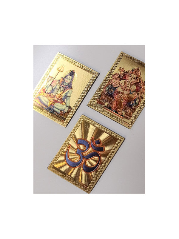 El imán deidades es una pieza decorativa que combina espiritualidad, tradición y un toque brillante. Con ilustraciones de dioses hindúes o el símbolo sagrado del Om, cada imán es una pequeña obra artesanal con acabados dorados que resaltan sobre cualquier superficie metálica. Ideal como detalle decorativo o para regalar, este imán aporta un aire místico y exótico