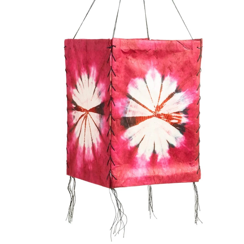 Una pieza decorativa con alma y simbolismo. Esta pantalla de lámpara de papel de arroz está elaborada artesanalmente con forma hexagonal y detalles cosidos. Representa un mandala, lo que aporta no solo belleza, sino también significado. Ligera y con hilos para colgar, se puede usar como lámpara o farolillo decorativo en espacios interiores o exteriores.

Características:
Talla: 25/30 cm
Material: Papel de arroz
Técnica: Artesanal
Forma: Hexagonal abierta con costuras laterales
Diseño: Impresión de Mandala

