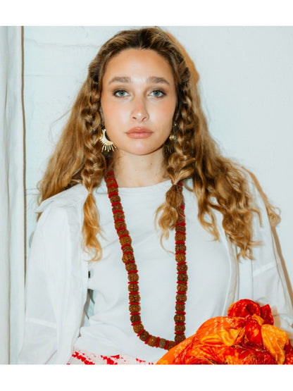 El Collar Mala Rudraksha Gruesa Natural es una pieza imponente, espiritual y con fuerte carácter artesanal. Está elaborado con 54 cuentas de la sagrada semilla de rudráksha en su versión gruesa, combinadas con detalles de hilo de color que aportan calidez y contraste. Su longitud permite lucirlo solo o combinado, aportando estilo y energía a cualquier look, además de su simbolismo espiritual y capacidad de acompañar en momentos de calma y meditación.