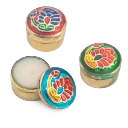 Este perfume sólido natural está elaborado con ingredientes suaves y duraderos, pensados para acompañarte discretamente en el día a día. Su formato compacto y sólido permite aplicarlo en puntos clave como muñecas o cuello, sin riesgo de derrames ni exceso de aroma.