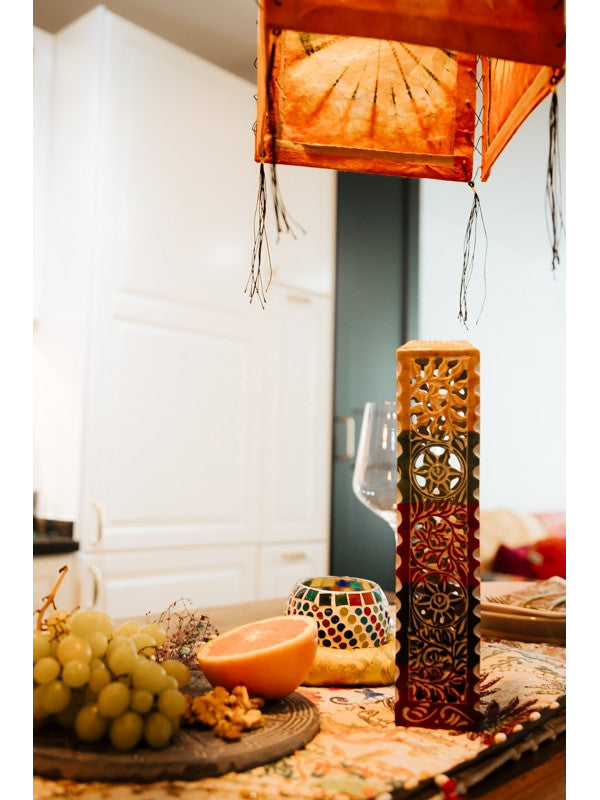 Una pieza decorativa con alma y simbolismo. Esta pantalla de lámpara de papel de arroz está elaborada artesanalmente con forma hexagonal y detalles cosidos. Representa a Ganesha, deidad hindú asociada a la sabiduría y los nuevos comienzos, lo que aporta no solo belleza, sino también significado. Ligera y con hilos para colgar, se puede usar como lámpara o farolillo decorativo en espacios interiores o exteriores.