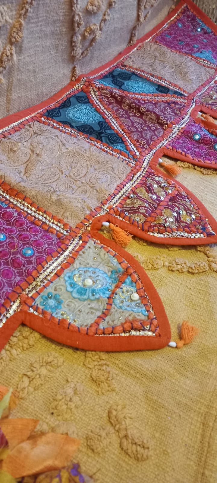 TORÁN BORDADO PATCHWORK PARA EMBELLECER Y ATRAER BUENAS ENERGÍAS,HECHO A MANO Y ES UNA PIEZA ARTESANAL ÚNICA.ENVÍO GRATIS SIN PEDIDO MÍNIMO.